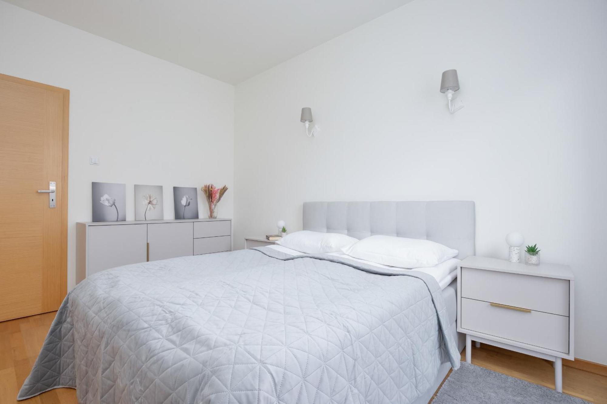 Wyjatkowy Z 3 Sypialniami I Balkonem By Renters Апартаменти *